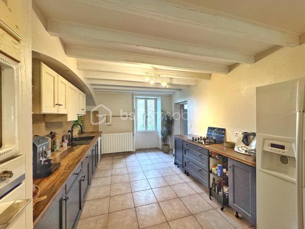 À Clérieux, dans un environnement de campagne, découvrez cette maison d’environ 176 m² habitables, implantée sur un terrain de 4 740 m² avec piscine et plus de 200 m² de dépendances.

Au rez-de-chaussée, elle se compose d’une cuisine indépendante d’environ 27 m², d’une salle à manger chaleureuse équipée d’un poêle à bois, d’un salon pouvant être transformé en chambre selon les besoins, d’un WC indépendant et d’une chaufferie.

Au premier étage, l’espace nuit accueille une chambre parentale disposant de sa propre salle de bains avec baignoire, douche et WC. Deux autres chambres complètent ce niveau, ainsi qu’une buanderie et une seconde salle d’eau indépendante avec WC.

Au deuxième et dernier étage, une grande chambre offre un bel espace supplémentaire. La maison dispose ainsi de 4 chambres, avec la possibilité d’en créer une 5e en utilisant le salon du rez-de-chaussée.

À l’extérieur, vous profiterez d’un terrain de 4 740 m² et d’une piscine de 7 x 3 m chauffée par pompe à chaleur, équipée d’un traitement au sel, d’un régulateur automatique de pH et d’un dôme de protection. Une terrasse couverte complète agréablement les extérieurs.

La propriété bénéficie également de plus de 200 m² de dépendances et hangars, dont une belle grange ancienne en pierre avec une importante hauteur sous toiture et un espace en mezzanine. Des volumes particulièrement intéressants pour du stockage, un atelier, des véhicules ou différents projets.

Côté équipements : double vitrage, volets bois, chauffage central par chaudière fioul de 1996 complété par le poêle à bois. L’assainissement individuel est récent et conforme. DPE D.

La maison est mitoyenne sur l’arrière, sans vis-à-vis. Cette configuration préserve l’intimité de la propriété et de ses espaces extérieurs, la mitoyenneté existante ne présentant pas de contrainte particulière.

Une propriété qui séduira ceux qui recherchent une maison familiale avec de beaux volumes, un grand terrain, une piscine et de nombreuses dépendances à exploiter selon leurs besoins.