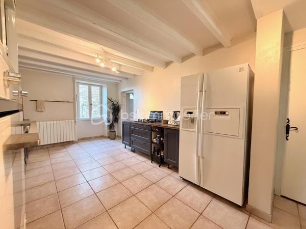 À Clérieux, dans un environnement de campagne, découvrez cette maison d’environ 176 m² habitables, implantée sur un terrain de 4 740 m² avec piscine et plus de 200 m² de dépendances.

Au rez-de-chaussée, elle se compose d’une cuisine indépendante d’environ 27 m², d’une salle à manger chaleureuse équipée d’un poêle à bois, d’un salon pouvant être transformé en chambre selon les besoins, d’un WC indépendant et d’une chaufferie.

Au premier étage, l’espace nuit accueille une chambre parentale disposant de sa propre salle de bains avec baignoire, douche et WC. Deux autres chambres complètent ce niveau, ainsi qu’une buanderie et une seconde salle d’eau indépendante avec WC.

Au deuxième et dernier étage, une grande chambre offre un bel espace supplémentaire. La maison dispose ainsi de 4 chambres, avec la possibilité d’en créer une 5e en utilisant le salon du rez-de-chaussée.

À l’extérieur, vous profiterez d’un terrain de 4 740 m² et d’une piscine de 7 x 3 m chauffée par pompe à chaleur, équipée d’un traitement au sel, d’un régulateur automatique de pH et d’un dôme de protection. Une terrasse couverte complète agréablement les extérieurs.

La propriété bénéficie également de plus de 200 m² de dépendances et hangars, dont une belle grange ancienne en pierre avec une importante hauteur sous toiture et un espace en mezzanine. Des volumes particulièrement intéressants pour du stockage, un atelier, des véhicules ou différents projets.

Côté équipements : double vitrage, volets bois, chauffage central par chaudière fioul de 1996 complété par le poêle à bois. L’assainissement individuel est récent et conforme. DPE D.

La maison est mitoyenne sur l’arrière, sans vis-à-vis. Cette configuration préserve l’intimité de la propriété et de ses espaces extérieurs, la mitoyenneté existante ne présentant pas de contrainte particulière.

Une propriété qui séduira ceux qui recherchent une maison familiale avec de beaux volumes, un grand terrain, une piscine et de nombreuses dépendances à exploiter selon leurs besoins.