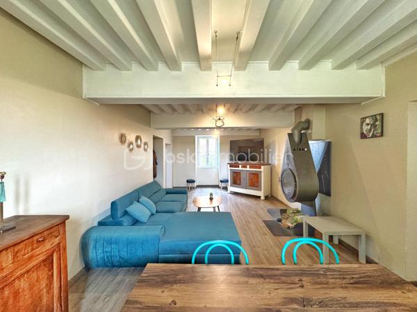 À Clérieux, dans un environnement de campagne, découvrez cette maison d’environ 176 m² habitables, implantée sur un terrain de 4 740 m² avec piscine et plus de 200 m² de dépendances.

Au rez-de-chaussée, elle se compose d’une cuisine indépendante d’environ 27 m², d’une salle à manger chaleureuse équipée d’un poêle à bois, d’un salon pouvant être transformé en chambre selon les besoins, d’un WC indépendant et d’une chaufferie.

Au premier étage, l’espace nuit accueille une chambre parentale disposant de sa propre salle de bains avec baignoire, douche et WC. Deux autres chambres complètent ce niveau, ainsi qu’une buanderie et une seconde salle d’eau indépendante avec WC.

Au deuxième et dernier étage, une grande chambre offre un bel espace supplémentaire. La maison dispose ainsi de 4 chambres, avec la possibilité d’en créer une 5e en utilisant le salon du rez-de-chaussée.

À l’extérieur, vous profiterez d’un terrain de 4 740 m² et d’une piscine de 7 x 3 m chauffée par pompe à chaleur, équipée d’un traitement au sel, d’un régulateur automatique de pH et d’un dôme de protection. Une terrasse couverte complète agréablement les extérieurs.

La propriété bénéficie également de plus de 200 m² de dépendances et hangars, dont une belle grange ancienne en pierre avec une importante hauteur sous toiture et un espace en mezzanine. Des volumes particulièrement intéressants pour du stockage, un atelier, des véhicules ou différents projets.

Côté équipements : double vitrage, volets bois, chauffage central par chaudière fioul de 1996 complété par le poêle à bois. L’assainissement individuel est récent et conforme. DPE D.

La maison est mitoyenne sur l’arrière, sans vis-à-vis. Cette configuration préserve l’intimité de la propriété et de ses espaces extérieurs, la mitoyenneté existante ne présentant pas de contrainte particulière.

Une propriété qui séduira ceux qui recherchent une maison familiale avec de beaux volumes, un grand terrain, une piscine et de nombreuses dépendances à exploiter selon leurs besoins.