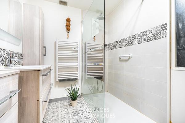 Rez-de-jardin avec terrasse et caves