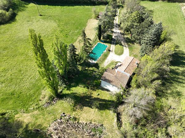 Chomérac : Maison avec piscine et dépendance sur 6 000 m² dans un environnement privilégié