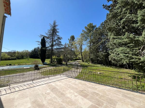 Chomérac : Maison avec piscine et dépendance sur 6 000 m² dans un environnement privilégié