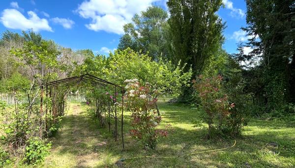 Chomérac : Maison avec piscine et dépendance sur 6 000 m² dans un environnement privilégié