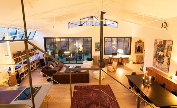 Un appartement spacieux, chaleureux, au style arty et rare.