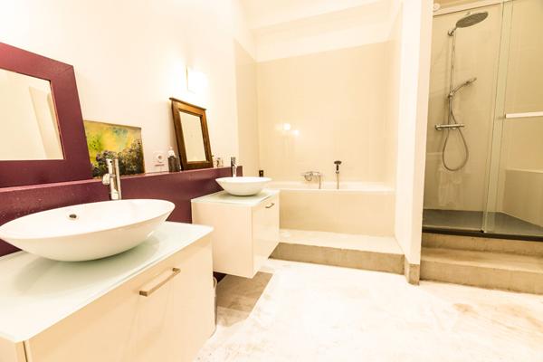 Un appartement spacieux, chaleureux, au style arty et rare.