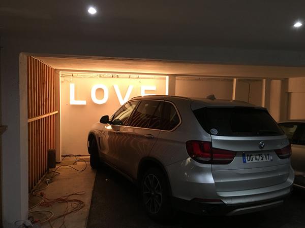 Un appartement spacieux, chaleureux, au style arty et rare.