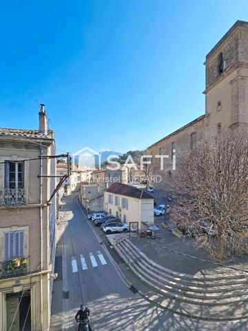 Le charme d’un village, ce T3 contemporain au centre de Roquevaire va vous surprendre