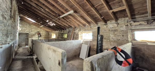 CORPS DE FERME EN PIERRE – 2,3 HECTARES – PROPRIÉTÉ ÉQUESTRE – CALME ABSOLU
