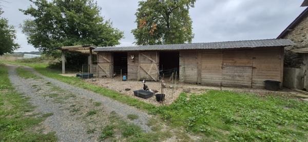 CORPS DE FERME EN PIERRE – 2,3 HECTARES – PROPRIÉTÉ ÉQUESTRE – CALME ABSOLU