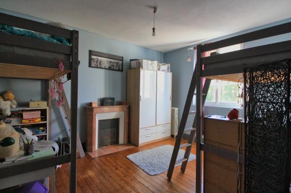 Charmante maison de style 1930, 4 chambres, à proximité des commodités.