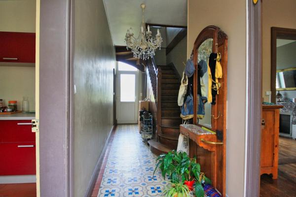 Charmante maison de style 1930, 4 chambres, à proximité des commodités.