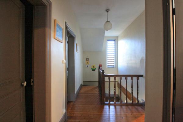 Charmante maison de style 1930, 4 chambres, à proximité des commodités.