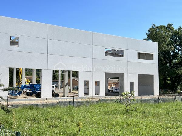 Local d activites de 100 m²