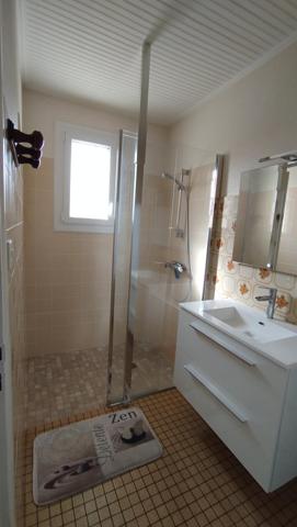 MAISON DE PLAIN PIED AVEC DOUBLE GARAGE DANS QUARTIER CALME