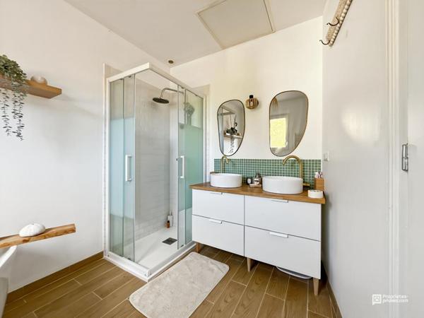 Coup de coeur assuré ! Maison avec piscine et ancien chai rénové