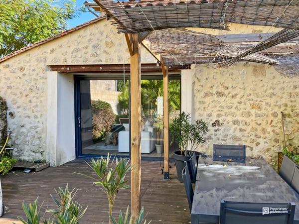 Coup de coeur assuré ! Maison avec piscine et ancien chai rénové
