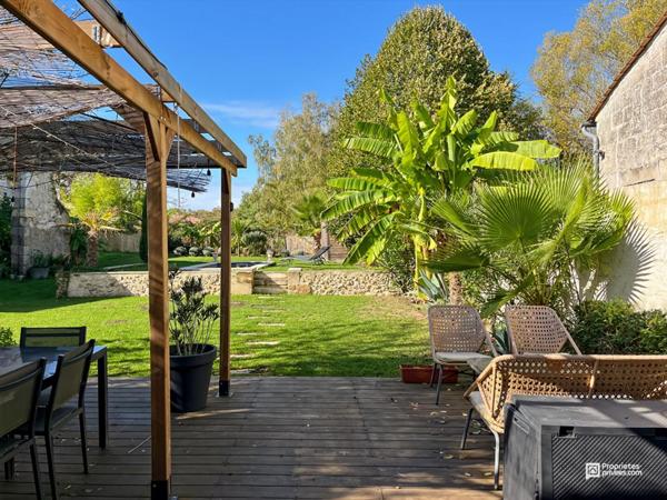 Coup de coeur assuré ! Maison avec piscine et ancien chai rénové
