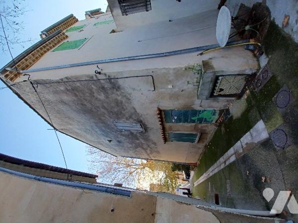 MAISON DE VILLAGE A RENOVER AVEC REMISE NON ATTENANTE