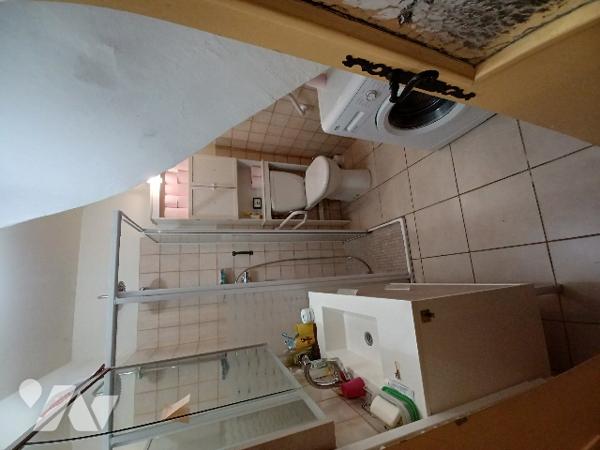 MAISON DE VILLAGE A RENOVER AVEC REMISE NON ATTENANTE