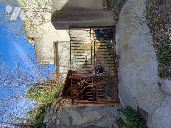 MAISON DE VILLAGE A RENOVER AVEC REMISE NON ATTENANTE