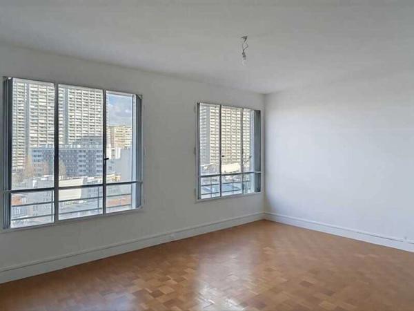 Paris 13ᵉ – Au pied du métro Tolbiac – 82,36 m² Carrez – 9ᵉ étage – Vue panoramique dégagée – Traversant Est/Ouest