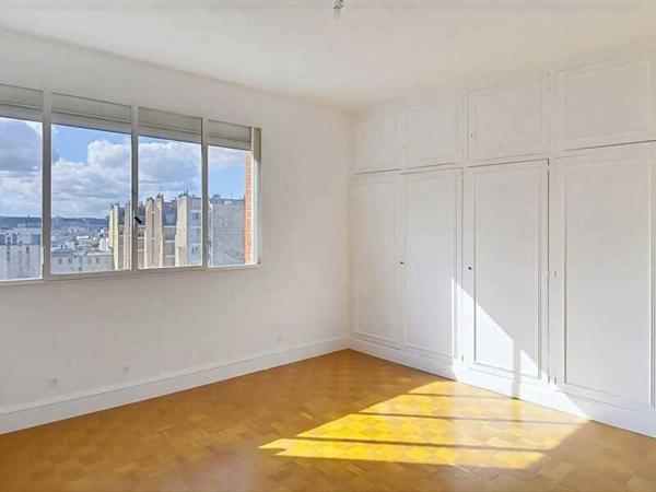 Paris 13ᵉ – Au pied du métro Tolbiac – 82,36 m² Carrez – 9ᵉ étage – Vue panoramique dégagée – Traversant Est/Ouest