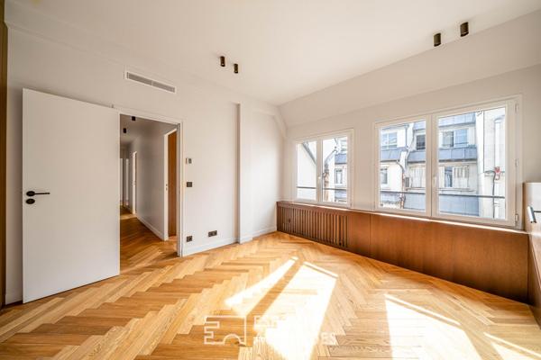 Duplex en dernier étage rénové avec vue à Madeleine