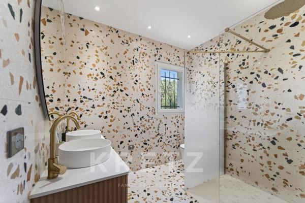 Nîmes secteur ouest – Villa d'architecte plain-pied 217 m², piscine chauffée, terrain paysager 3 000