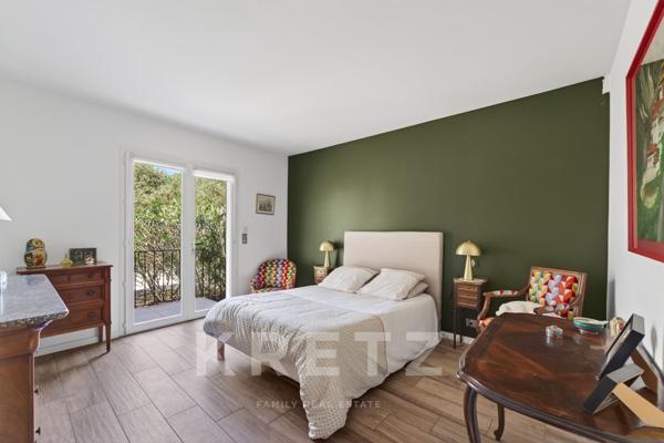 Nîmes secteur ouest – Villa d'architecte plain-pied 217 m², piscine chauffée, terrain paysager 3 000