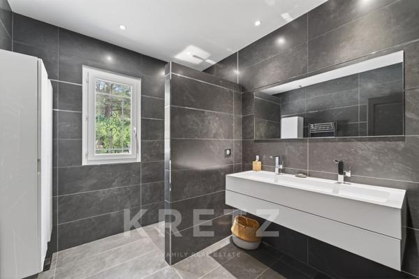 Nîmes secteur ouest – Villa d'architecte plain-pied 217 m², piscine chauffée, terrain paysager 3 000