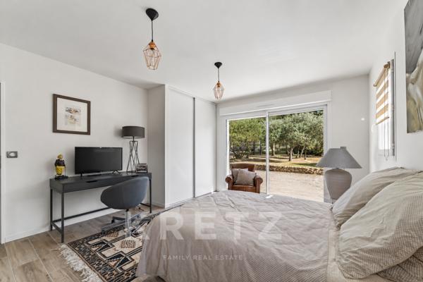 Nîmes secteur ouest – Villa d'architecte plain-pied 217 m², piscine chauffée, terrain paysager 3 000