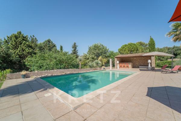 Nîmes secteur ouest – Villa d'architecte plain-pied 217 m², piscine chauffée, terrain paysager 3 000