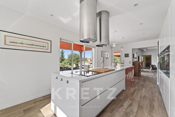 Nîmes secteur ouest – Villa d'architecte plain-pied 217 m², piscine chauffée, terrain paysager 3 000