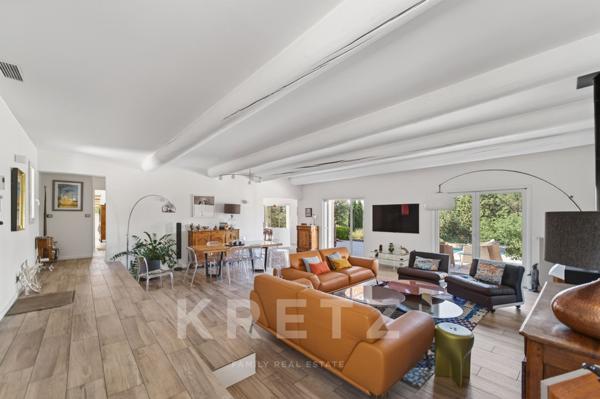 Nîmes secteur ouest – Villa d'architecte plain-pied 217 m², piscine chauffée, terrain paysager 3 000