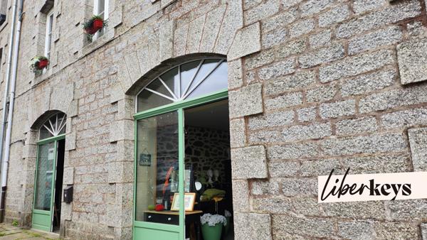 Liberkeys vous propose une maison de bourg au pied des remparts d'un  village médiéval .