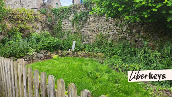 Liberkeys vous propose une maison de bourg au pied des remparts d'un  village médiéval .