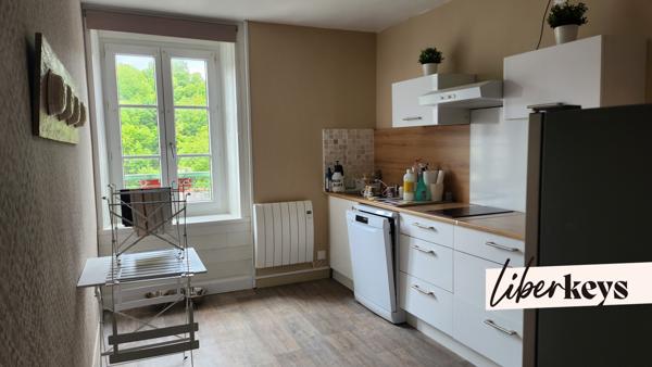 Liberkeys vous propose une maison de bourg au pied des remparts d'un  village médiéval .