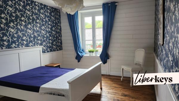 Liberkeys vous propose une maison de bourg au pied des remparts d'un  village médiéval .