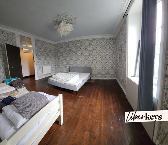 Liberkeys vous propose une maison de bourg au pied des remparts d'un  village médiéval .