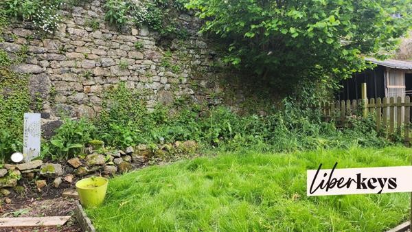 Liberkeys vous propose une maison de bourg au pied des remparts d'un  village médiéval .