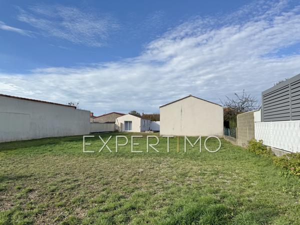 Longeville-sur-Mer (85560) Terrain constructible viabilisé de 888 m² situé en plein cœur de Longeville-sur Mer,