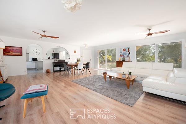 Belle villa de plain pied avec dépendance sur terrain arboré