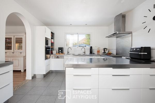 Belle villa de plain pied avec dépendance sur terrain arboré