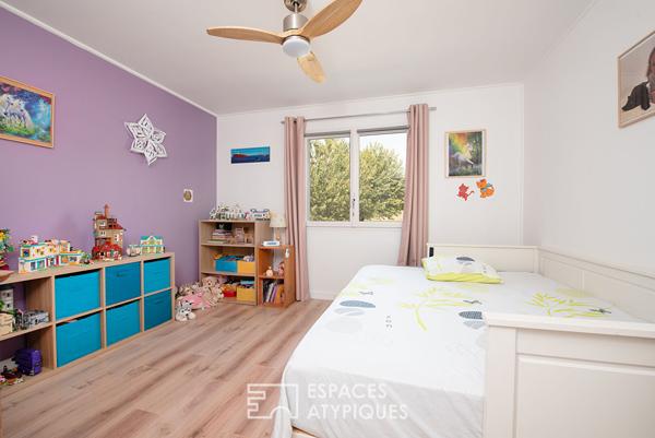 Belle villa de plain pied avec dépendance sur terrain arboré