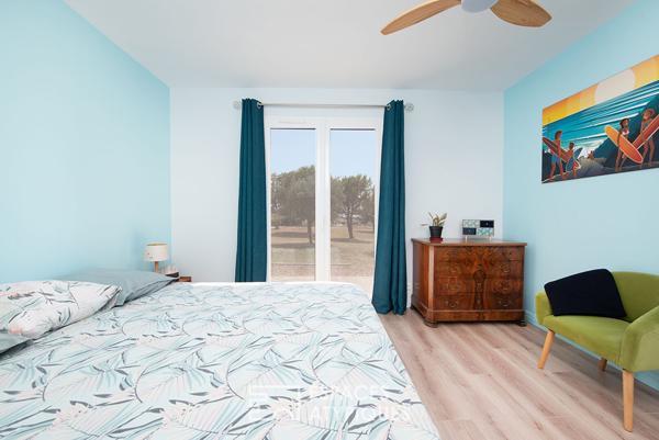 Belle villa de plain pied avec dépendance sur terrain arboré