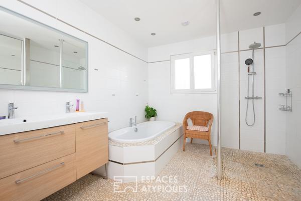 Belle villa de plain pied avec dépendance sur terrain arboré