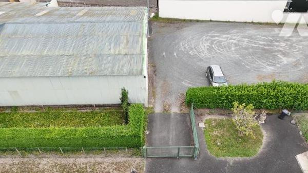 Local commercial avec parking en zone constructible 