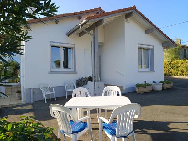 MAISON LUMINEUSE DE PLAIN -PIED 4 CHAMBRES VUE PYRENEES .