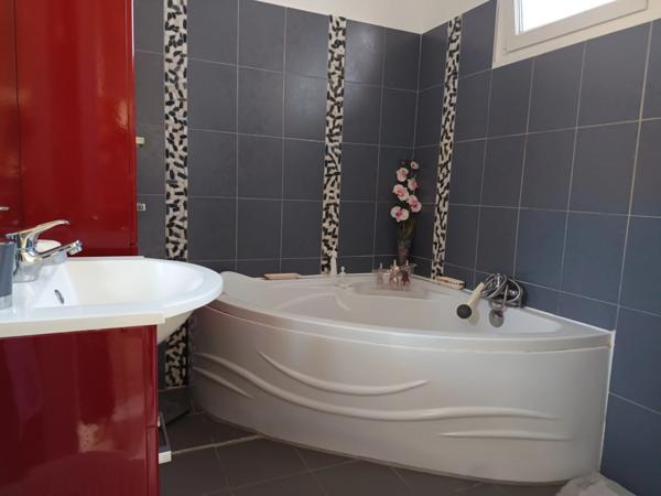 MAISON LUMINEUSE DE PLAIN -PIED 4 CHAMBRES VUE PYRENEES .