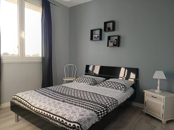 MAISON LUMINEUSE DE PLAIN -PIED 4 CHAMBRES VUE PYRENEES .